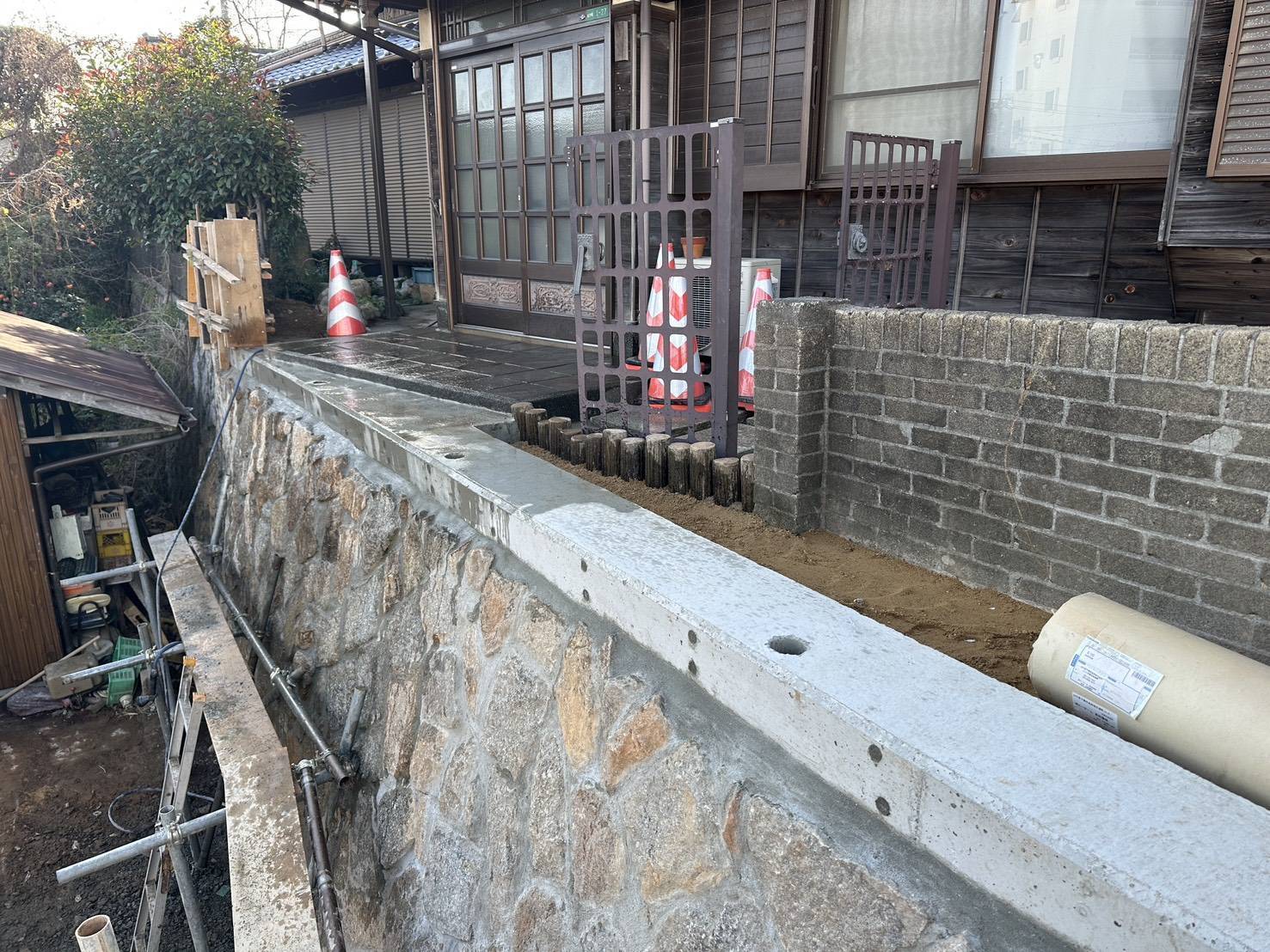 がけ修復作業中